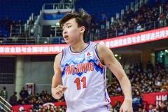 齐麟状态火热20投11中砍下25分3篮板4助攻1抢断