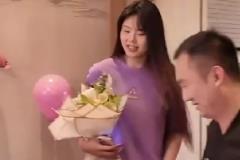 李月汝品尝家乡烤冷面：幸福瞬间成就人生意义