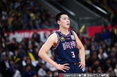 广东男篮胡明轩关键球助力球队取胜