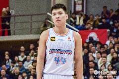 陈培东手感低迷 7中2仅得5分4次犯规