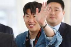 孙兴慜返韩佩戴欧联杯冠军奖牌致敬球迷