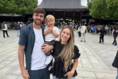 泽卡妻子晒休赛期全家在日本明治神宫游览照