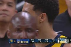 哈利伯顿创NBA季后赛历史纪录！30分10板15助零失误震撼全场！