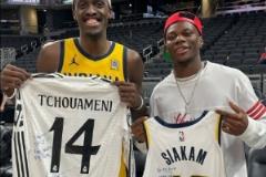NBA东决对决！琼阿梅尼与西亚卡姆互换球衣留念