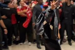 阿玛德澄清竖中指事件：因有人侮辱母亲而拒绝尊重对方