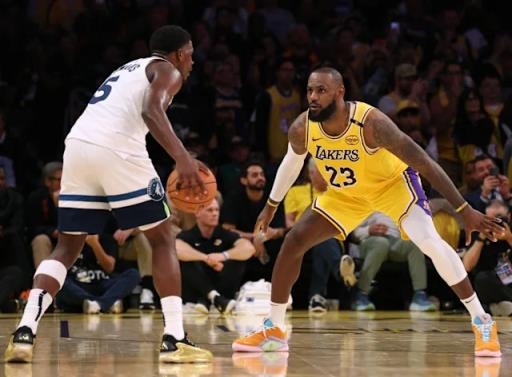 NBA历史上24岁前出战至少30场季后赛，场均25+5+5，仅爱德华兹与詹姆斯达成