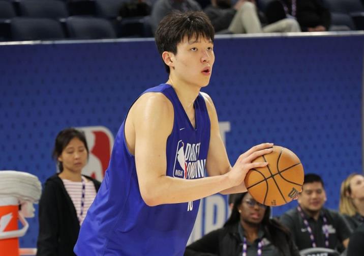 杨瀚森试训开拓者 队记称其或成首轮秀 崔永熙曾为该队打夏联
