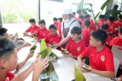 “粽”艺争锋·童心端午 亚泰小将体验传统粽文化