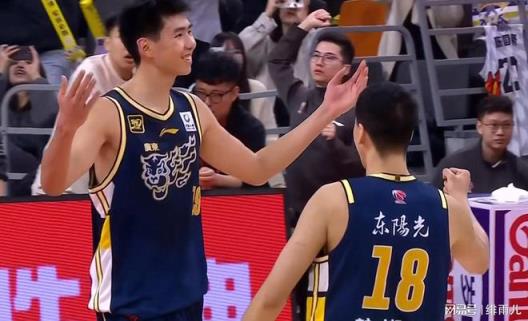 杜锋布局精准！CBA强力锋线爆发14+7+3，广东队锁定男篮顶级四号位