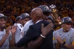 传承！西卡获东决MVP 雷吉-米勒颁发拉里-伯德杯