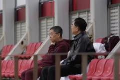 国足出征前，足协主席宋凯与副主席许基仁雨中观看训练