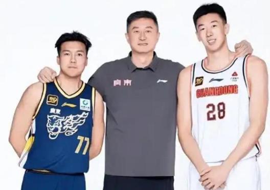 广东男篮离队首人揭晓，黄荣奇携行李离去，杜锋彻底放弃！