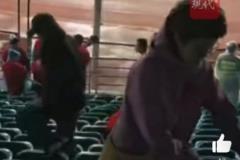 无锡球迷赛后文明离场，清理现场不留垃圾