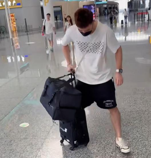 周琦曝光赴赛区全记录，调侃孙铭徽王博，偶遇北京尽显调皮本色