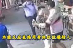 前苏宁门将本能拦截协助民警擒获小偷