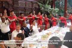 印尼足球队受邀在总统府邸聚餐，围圈载歌载舞共庆胜利