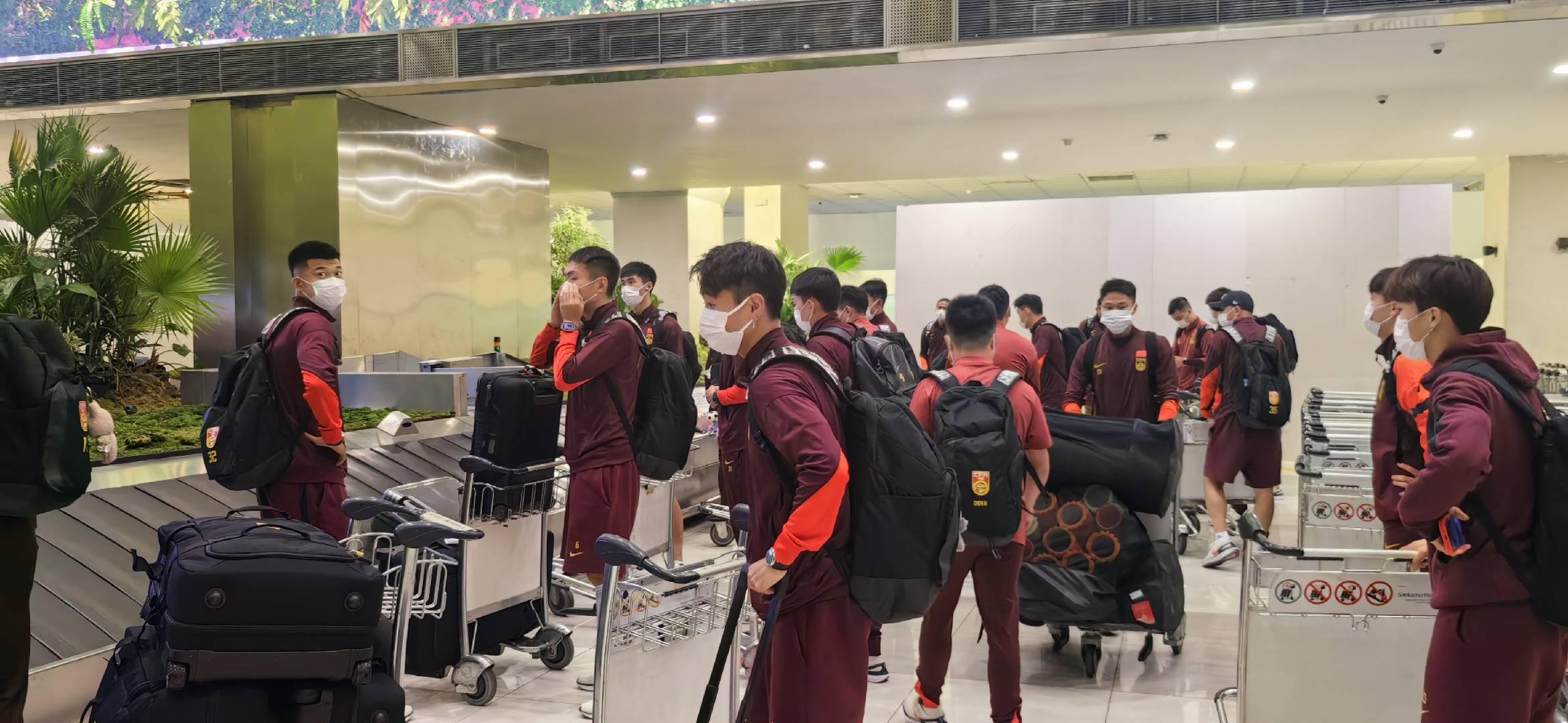 国足历经六小时飞行抵达印尼雅加达
