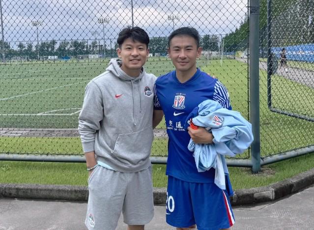 何超晒与于汉超合影致敬20号，曾是恒大队友再相逢