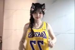东契奇亲签球衣终于到！身材比东子炸裂的“宝贝77”