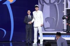 周鹏：杨瀚森明天中午将乘开拓者专机赴波特兰报到
