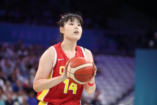 最后一战！中国女篮16人集结海口，李梦李月汝无缘，张子宇成焦点