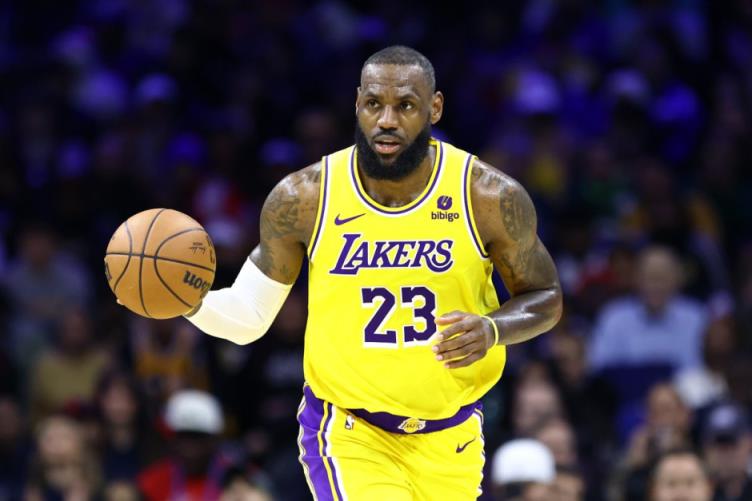 NBA高管：詹姆斯这样的球星执行合同选项时球队会立刻公开，但湖人尚未公布