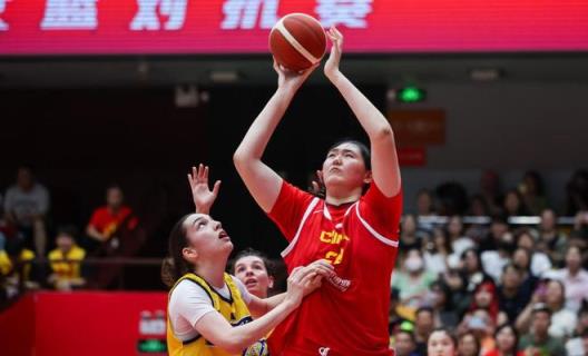 CCTV5直播：中国女篮对阵印尼，张子宇 dominates 内线，宫鲁鸣启用李梦替代方案