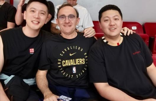 杨鸣公开支持杨瀚森，与乌戈刘子庆现场观战，小杨表现完美！