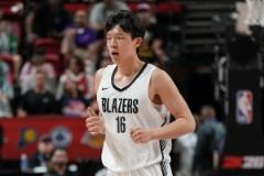 如何应对小阵容挑战？杨瀚森：调整与适应是成长的关键  
杨瀚森谈防守小阵容：适应与调整是我成长的一部分