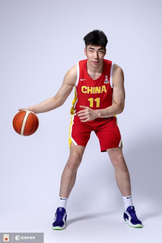 中国男篮力克荷兰，余嘉豪16+10领衔，王俊杰与胡明轩各得13分
