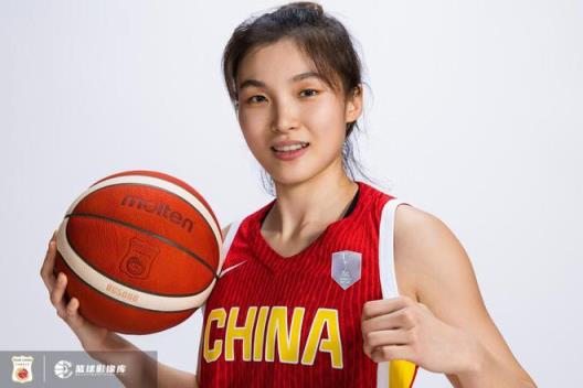 攻防压制！杨舒予&翟若云高效砍下三分 中国女篮9-0横扫对手