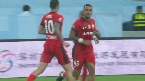 主场迎战海港，亚泰球迷高举横幅欢迎莱昂纳多回归