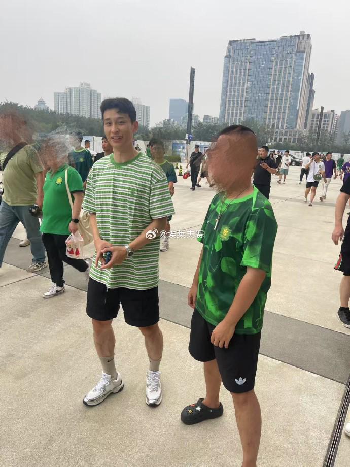 巴顿亲临工体为老东家北京国安助威，展现津门虎担当