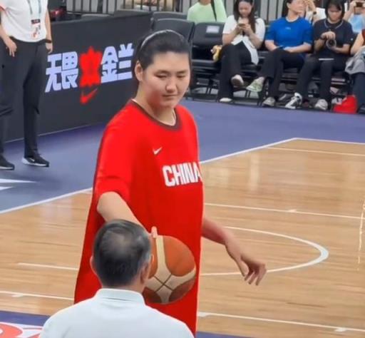 搞笑！女篮球员大胆“戏耍”教练宫鲁鸣，场面令人忍俊不禁