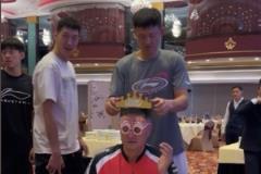 广东全运男篮集体为杜锋庆生 周鹏戴帽徐昕握手