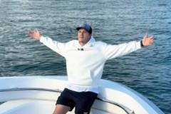 工作之余放松一下！里夫斯与友人畅游海港