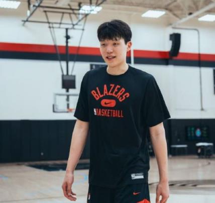 杨瀚森将参加开拓者训练营并随小卡进行中国行
