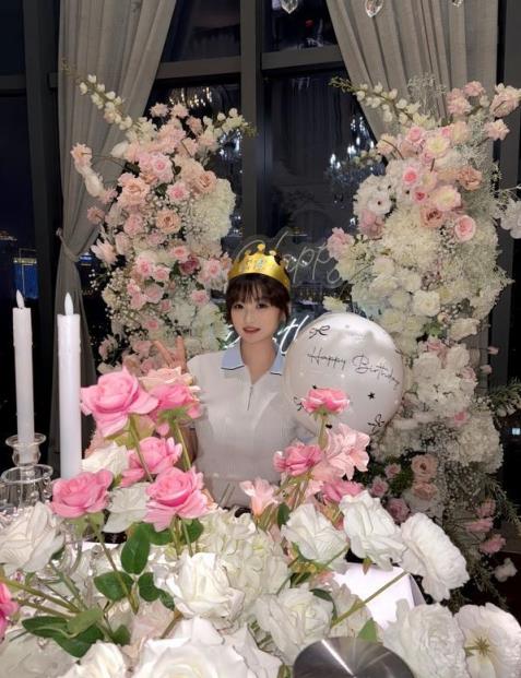 杨瀚森女友晒23岁生日照：网友从窗户剪影抓到杨瀚森拍照