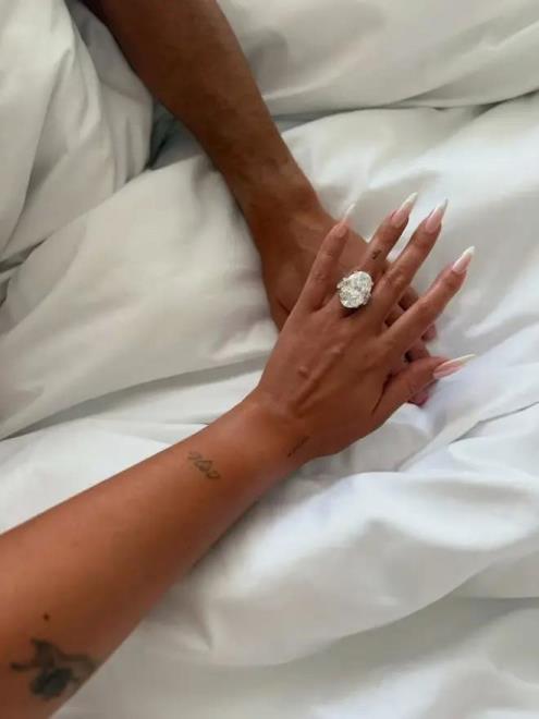 马卡：C罗求婚戒指价格引热议，主钻30克拉或价值200-500万美元