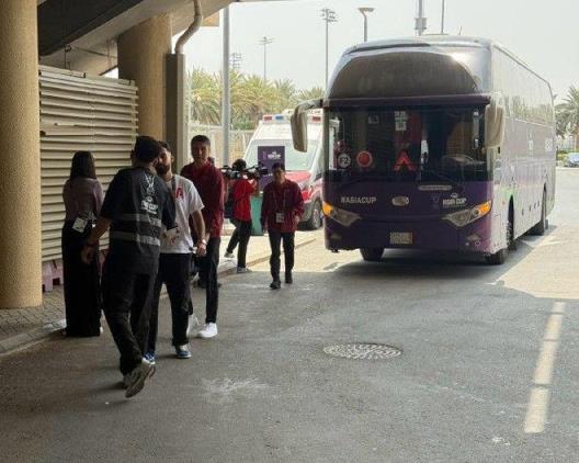 媒体人：中国男篮提前两小时抵达赛场，比韩国男篮早得多