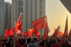 现场直击：国足球迷热情高涨，中国红助力球队！