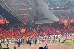 国足球员谢场，球迷们继续高喊国足加油，继续战斗