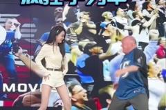 女主播辰辰：今日主线任务是学习跳舞森林狼大叔太有激情了