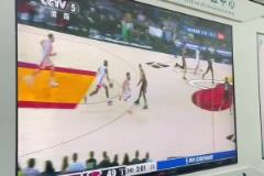 这看着爽啊！医院大屏幕上播放NBA比赛 患者家属驻足观看