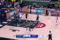 尴尬吐饼曾凡博灵性分球，周琦面对空篮竟离谱大力扣飞