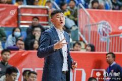 杜锋：篮板球失误太多 导致比赛始终胶着