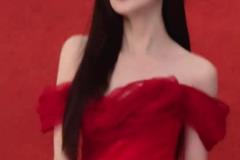 气质女王范！马凡舒更新社媒，一身红裙真漂亮