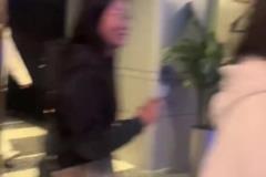 不是，一个男的怎么身上挂了这么多女的？