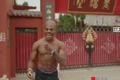 Speed中国行郑州站：光头造型现身少林寺上香拜佛
