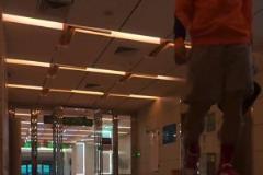 泰山队球员谢文能跟随球队重返家乡，受到了当地球迷的热情欢迎